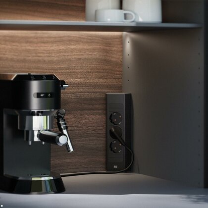 Zás. lišta pre nást. a roh. montáž CASIA2 932.103 krátka 2x230V+22watt USB A/C nabíjačka, 35° čierna