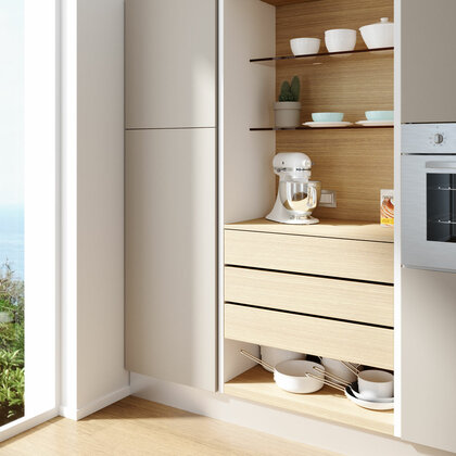 Výsuvný mechanizmus s krytkami OPLA zarovnaný s policami skrine pre 600 mm