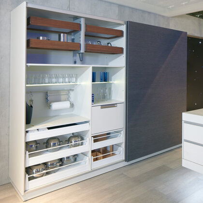 Häfele 407.90.703  Vyrovn. kov. Planofit, pre dvere do 2650 mm, biele(407.90.709:2+407.90.771:2bal)